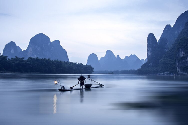 Les pêcheurs pêchent sur la rivière Li,Guilin