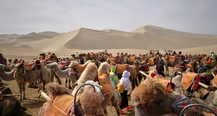 Montagne de sable en écho bondée